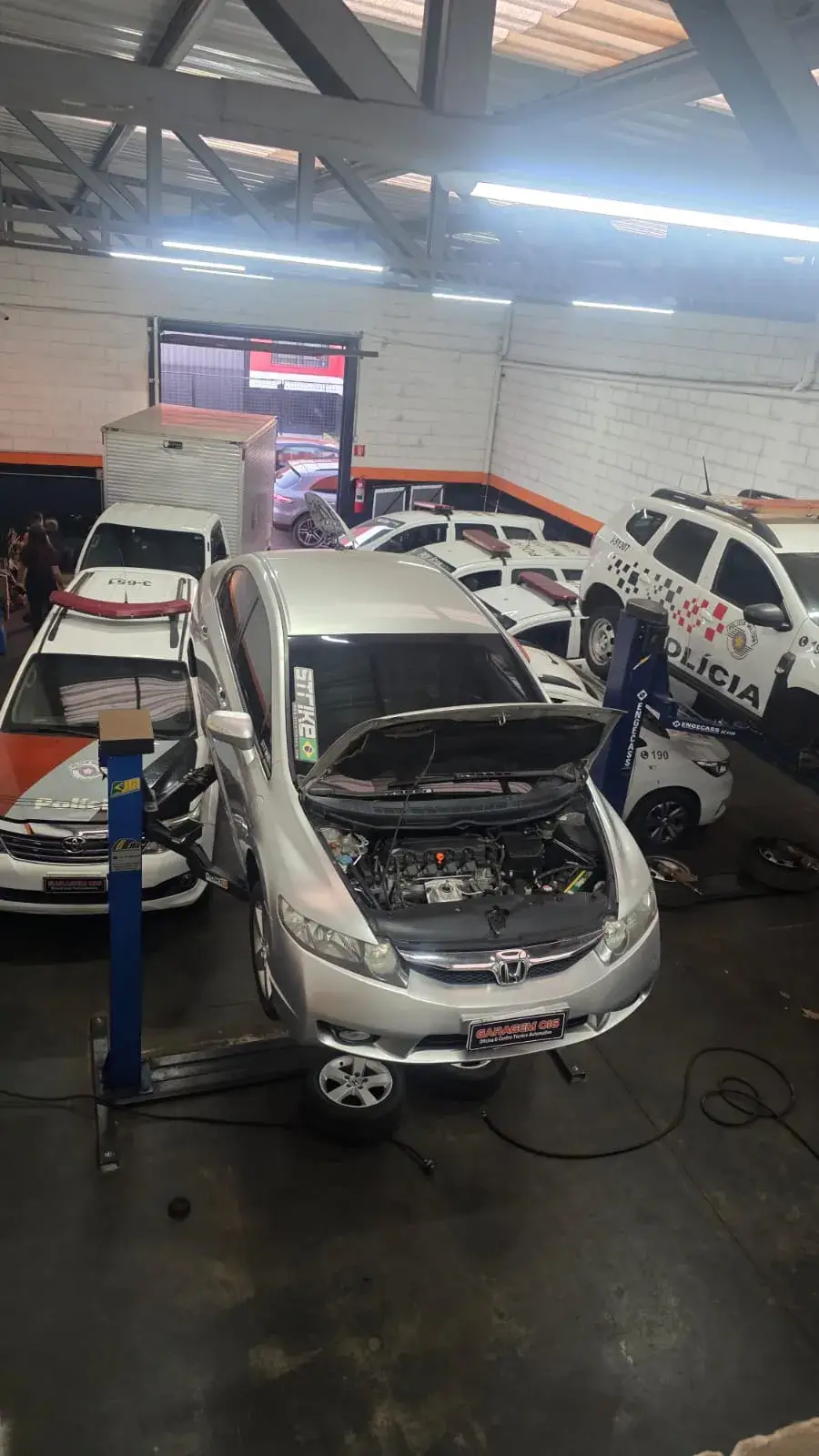 Equipe técnica da Garagem 016 em Ribeirão Preto realizando diagnóstico automotivo